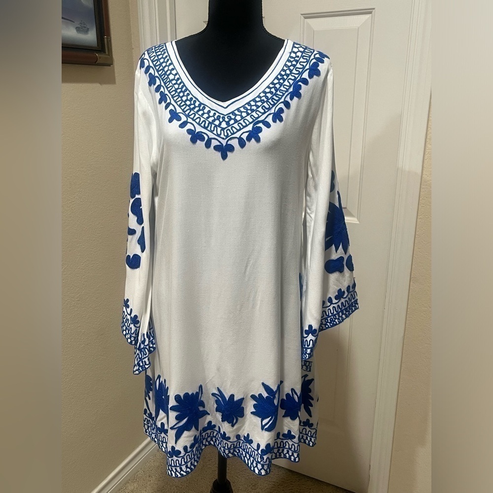 WAYAN NATURAL WEAR, Chic White Dress with Blue Embroidery SIZE M